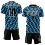 Benutzerdefiniertes Sublimations-Fußballtrikot in Schwarz, Himmelblau und Weiß Benutzerdefiniertes Sublimations-Fußballtrikot in Schwarz, Himmelblau und Weiß
