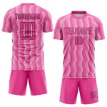 Benutzerdefiniertes rosa schwarz-weißes geometrisches Sublimations-Fußballuniformtrikot Benutzerdefiniertes rosa schwarz-weißes geometrisches Sublimations-Fußballuniformtrikot